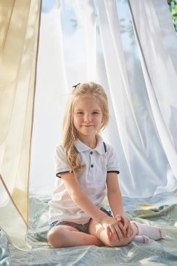 Beyaz şifon çadırlı küçük kız. Çocukluk, şefkat, güzellik.