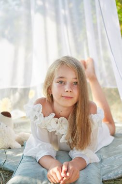 Beyaz şifon çadırlı küçük kız. Çocukluk, şefkat, güzellik.