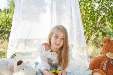 Beyaz şifon çadırlı küçük kız. Çocukluk, şefkat, güzellik.