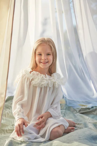 Beyaz Şifon Çadırlı Küçük Kız Çocukluk Şefkat Güzellik — Stok fotoğraf
