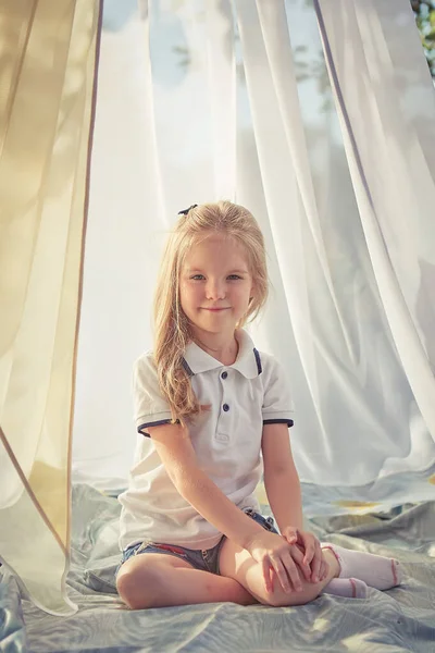 Mała Dziewczynka Białym Namiocie Szyfonowym Dzieciństwo Czułość Piękno — Zdjęcie stockowe