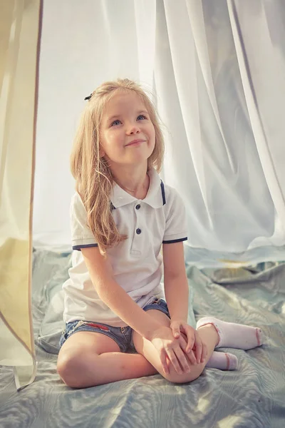 Beyaz Şifon Çadırlı Küçük Kız Çocukluk Şefkat Güzellik — Stok fotoğraf