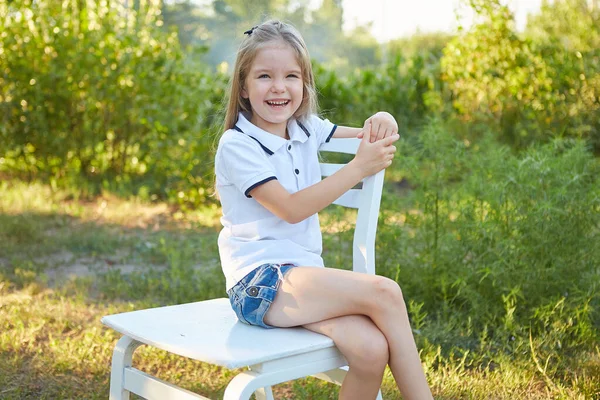 Menina Encantadora Sentada Uma Cadeira Branca Jardim Verão — Fotografia de Stock