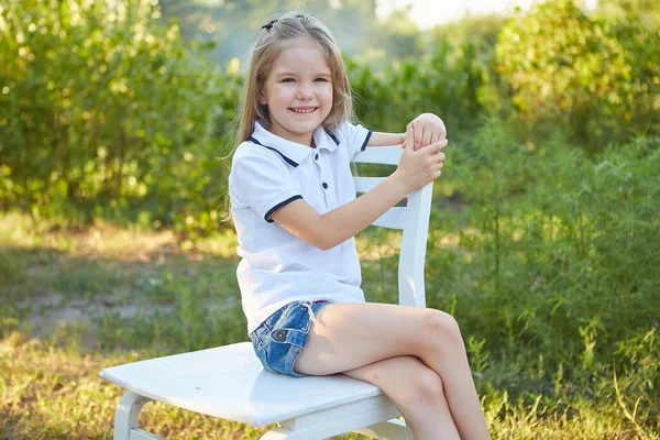 Klein Charmant Meisje Zittend Een Witte Stoel Zomertuin — Stockfoto