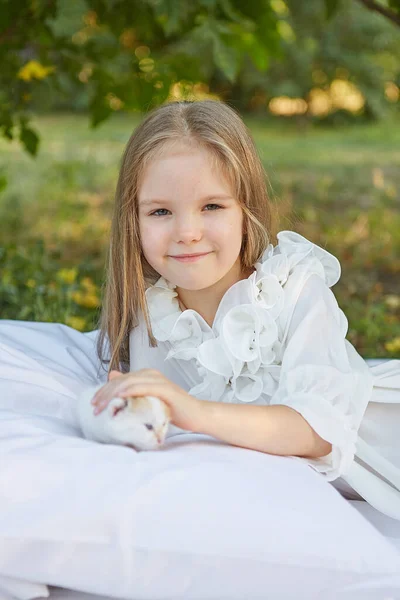 Маленька Дівчинка Лежить Ліжку Літньому Саду Кошеням — стокове фото