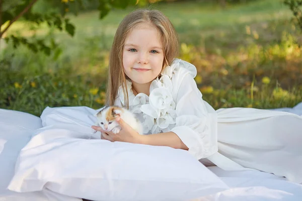 Liten Flicka Liggande Sängen Sommarträdgård Med Kattunge — Stockfoto