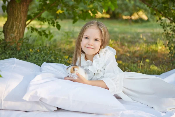 Bambina Sdraiata Letto Nel Giardino Estivo Con Gattino — Foto Stock