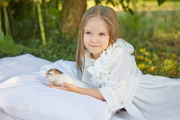 Menina Deitada Cama Jardim Verão Com Gatinho — Fotografia de Stock