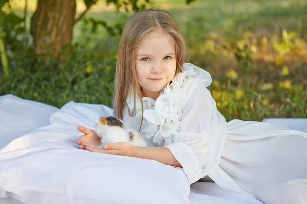 Klein Meisje Liggend Bed Zomer Tuin Met Kitten — Stockfoto