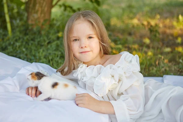 Klein Meisje Liggend Bed Zomer Tuin Met Kitten — Stockfoto