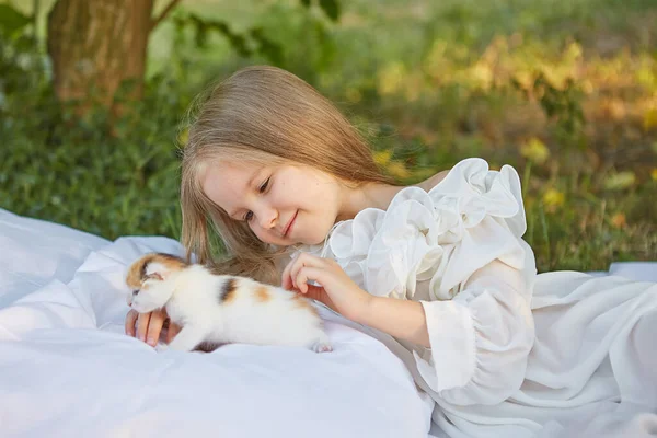 Menina Deitada Cama Jardim Verão Com Gatinho — Fotografia de Stock