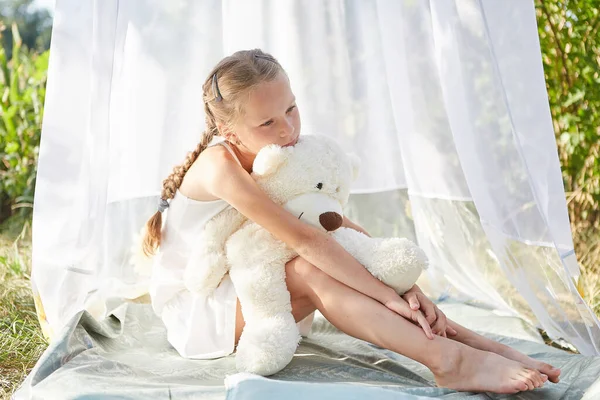 Menina Tenda Chiffon Branco Com Brinquedo Infância Ternura Beleza — Fotografia de Stock