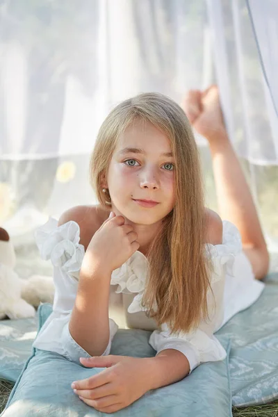 Klein Meisje Witte Chiffon Tent Jeugd Tederheid Schoonheid — Stockfoto