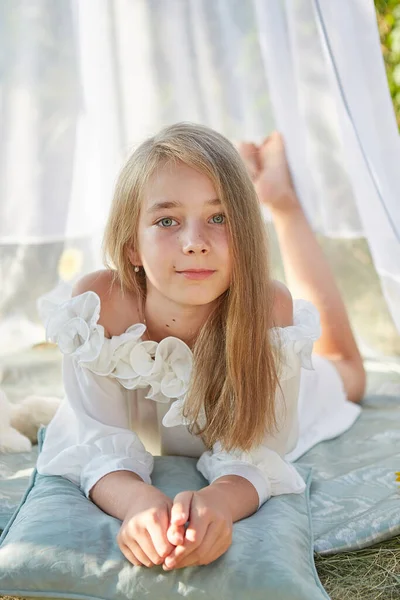 Ragazzina Tenda Chiffon Bianco Infanzia Tenerezza Bellezza — Foto Stock