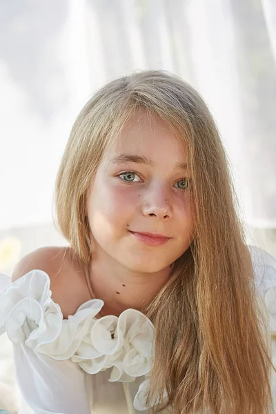 Petite Fille Dans Une Tente Mousseline Blanche Enfance Tendresse Beauté — Photo