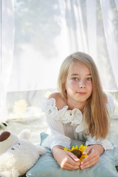 Ragazzina Tenda Chiffon Bianco Infanzia Tenerezza Bellezza — Foto Stock