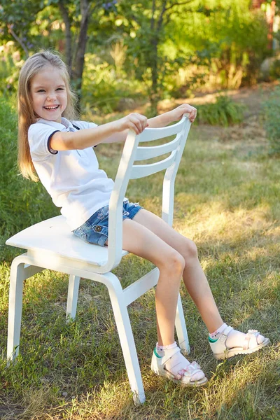 Niña Encantadora Sentada Una Silla Blanca Jardín Verano — Foto de Stock