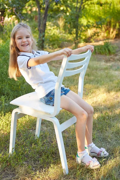 Klein Charmant Meisje Zittend Een Witte Stoel Zomertuin — Stockfoto