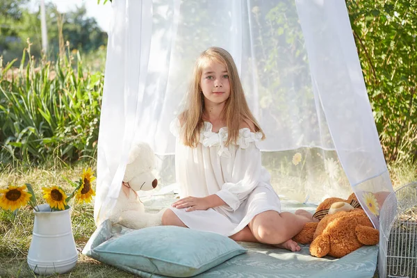 Klein Meisje Witte Chiffon Tent Met Speelgoed Jeugd Tederheid Schoonheid — Stockfoto