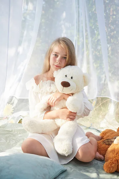 Bambina Tenda Chiffon Bianco Con Giocattolo Infanzia Tenerezza Bellezza — Foto Stock