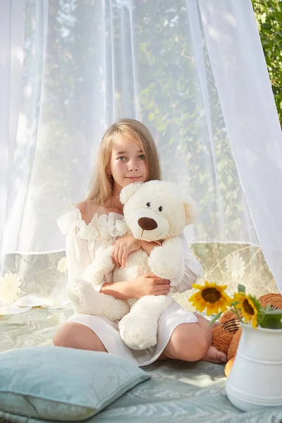 おもちゃで白いシフォンテントの女の子 子供時代優しさ美しさ — ストック写真