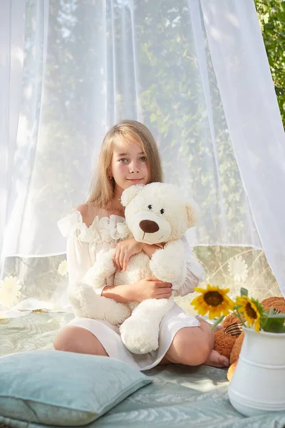 Niña Tienda Gasa Blanca Con Juguete Infancia Ternura Belleza — Foto de Stock