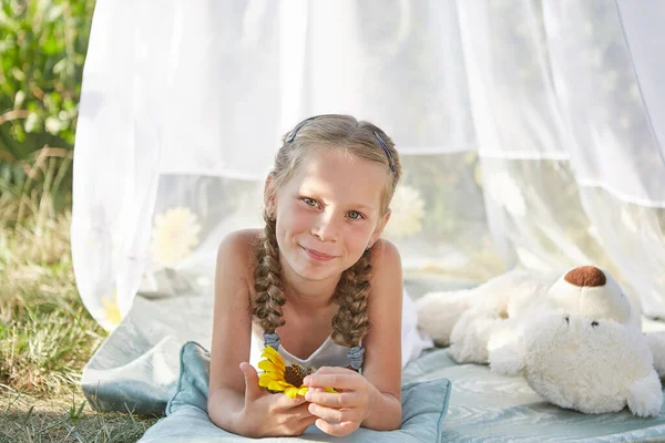 Menina Tenda Chiffon Branco Com Brinquedo Infância Ternura Beleza — Fotografia de Stock