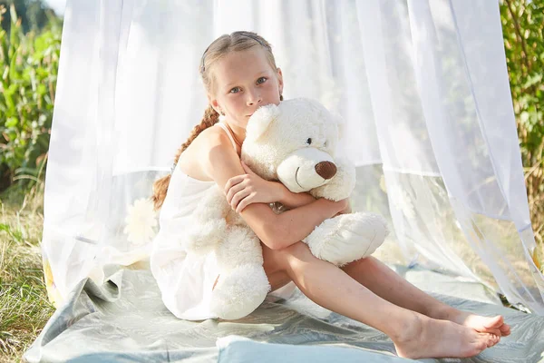 Klein Meisje Witte Chiffon Tent Met Speelgoed Jeugd Tederheid Schoonheid — Stockfoto