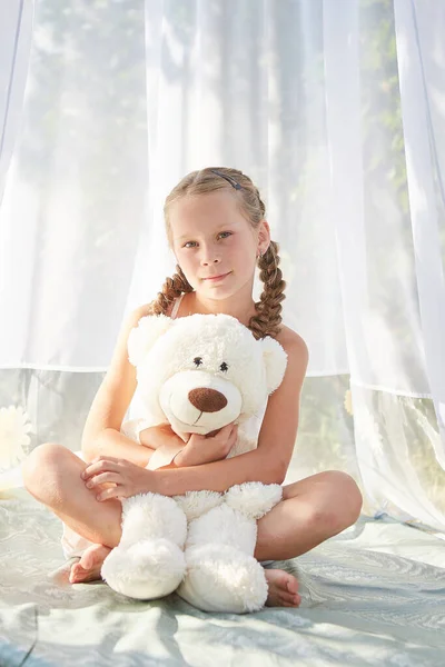 Menina Tenda Chiffon Branco Com Brinquedo Infância Ternura Beleza — Fotografia de Stock