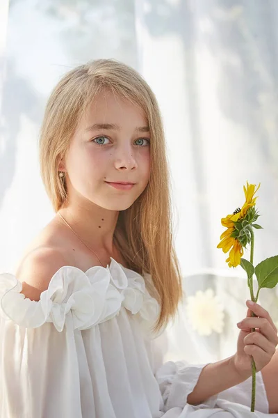 Menina Tenda Chiffon Branco Com Girassol Infância Ternura Beleza — Fotografia de Stock