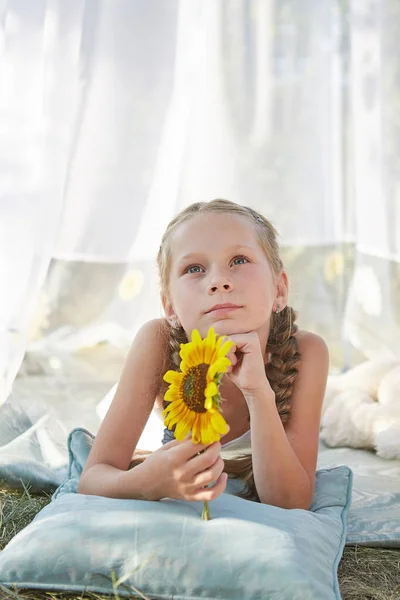 Klein Meisje Witte Chiffon Tent Met Zonnebloem Jeugd Tederheid Schoonheid — Stockfoto