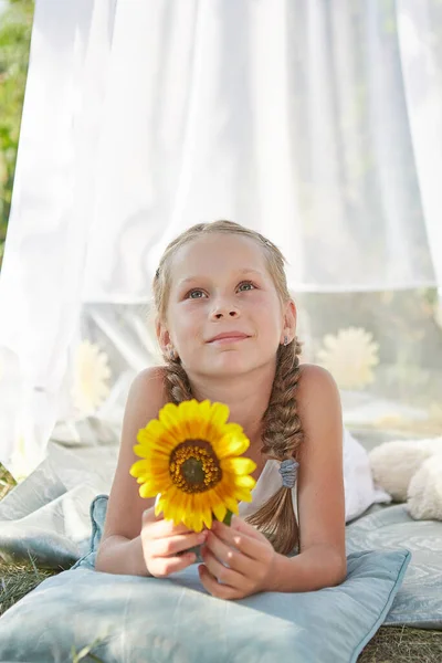 Klein Meisje Witte Chiffon Tent Met Zonnebloem Jeugd Tederheid Schoonheid — Stockfoto