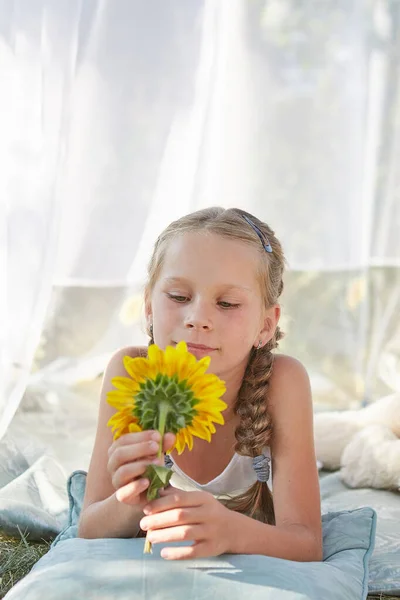 Menina Tenda Chiffon Branco Com Girassol Infância Ternura Beleza — Fotografia de Stock