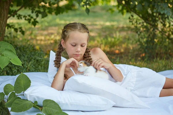 Menina Deitada Cama Jardim Verão Com Gatinho — Fotografia de Stock