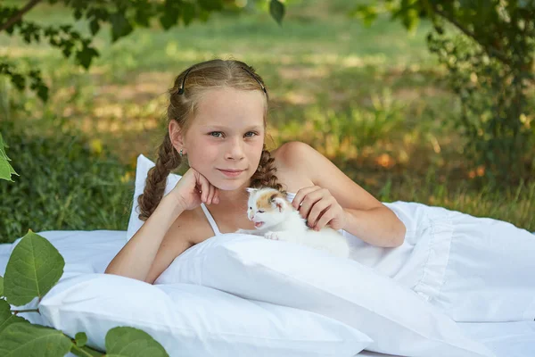 Menina Deitada Cama Jardim Verão Com Gatinho — Fotografia de Stock