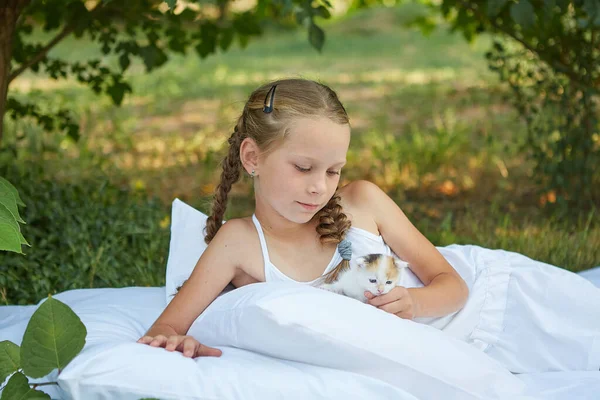 Menina Deitada Cama Jardim Verão Com Gatinho — Fotografia de Stock