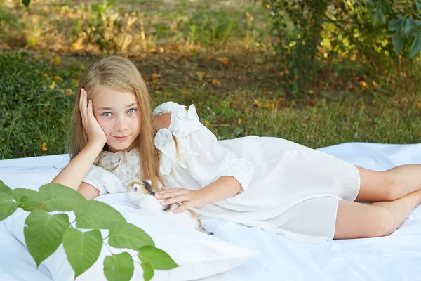 Dívka Ležící Posteli Letní Zahradě Koťátkem — Stock fotografie
