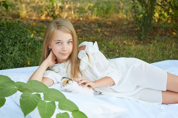 Niña Acostada Cama Jardín Verano Con Gatito — Foto de Stock