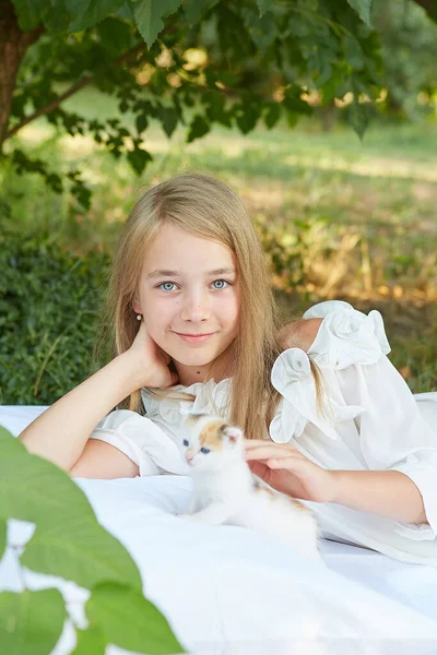 Klein Meisje Liggend Bed Zomer Tuin Met Kitten — Stockfoto