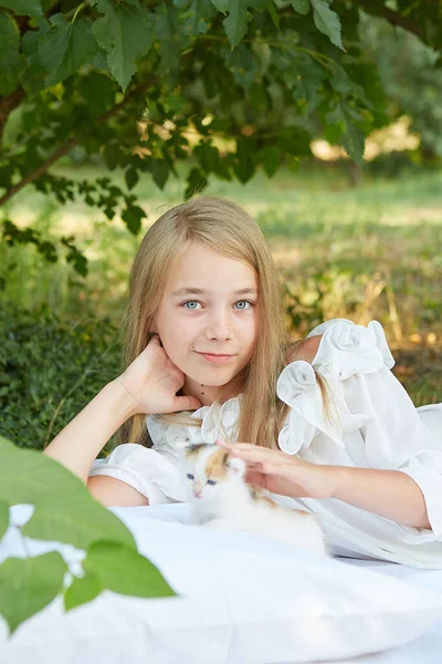 Menina Deitada Cama Jardim Verão Com Gatinho — Fotografia de Stock