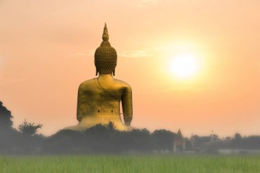 Wat Muang, Ang Thong Eyaleti, Tayland gün batımı veya gündoğumu arka plan ile büyük altın buda heykeli