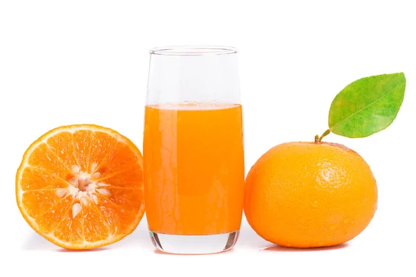 Orangen-Mandarinen mit Orangensaft auf weißem Hintergrund — Stockfoto