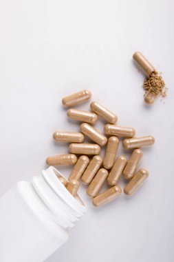 Şişeden dökülen bitkisel ilaç hapları