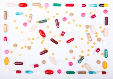 beyaz arka plan üzerinde renkli tıbbi ilaç