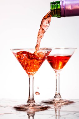 beyaz zemin üzerine kırmızı şarap splash