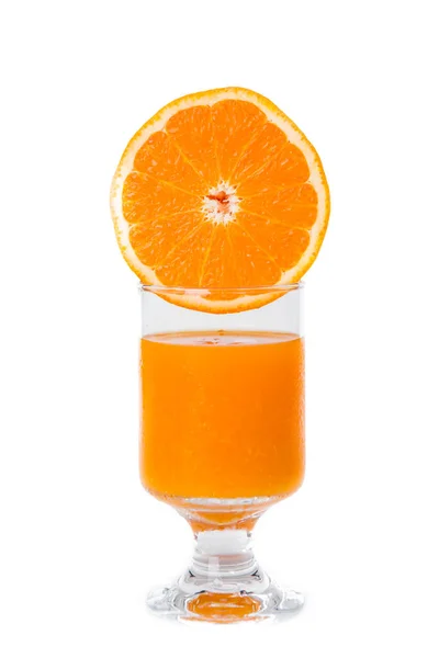 Jus d'orange et fruits isolés sur fond blanc — Photo