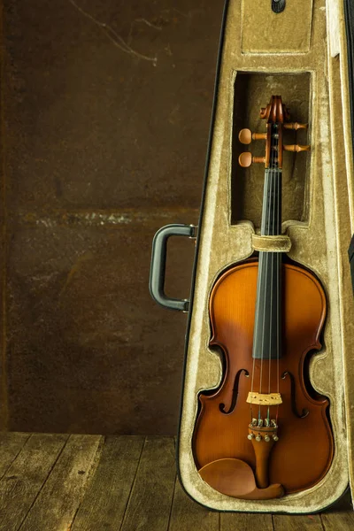 老式小提琴与旧钢背景 — 图库照片