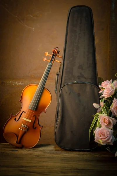 Violino vintage con vecchio sfondo in acciaio — Foto Stock