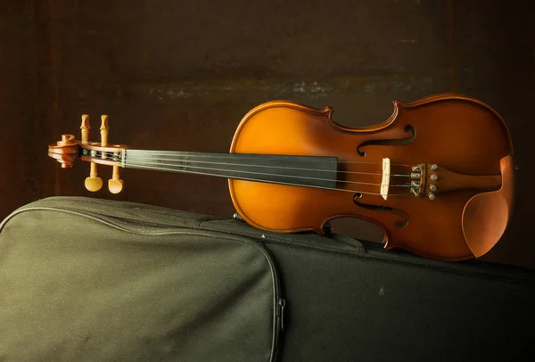Violino vintage con vecchio sfondo in acciaio — Foto Stock