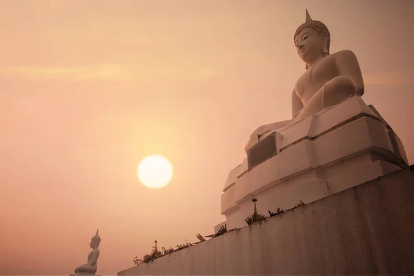 Statue de bouddha avec fond de coucher de soleil — Photo